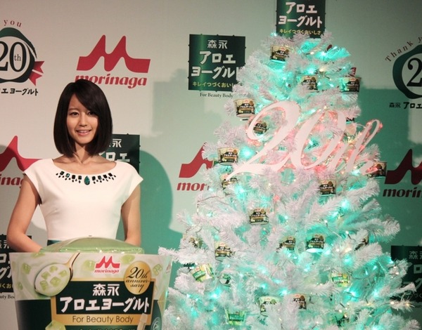 堀北真希が、森永アロエヨーグルト20周年記念ツリーの点灯式に参加