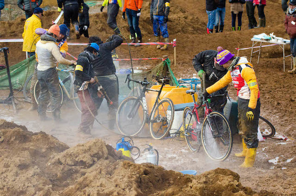 洗車コーナーは大忙し（全日本シクロクロス14）