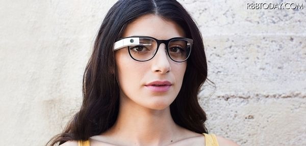 米Googleは28日（現地時間）、同社が開発中のメガネ型ウェアラブル端末「Google Glass」において、度付きレンズに対応するフレームの提供をExplorer（プロトタイプの同製品のユーザー）向けに開始した。