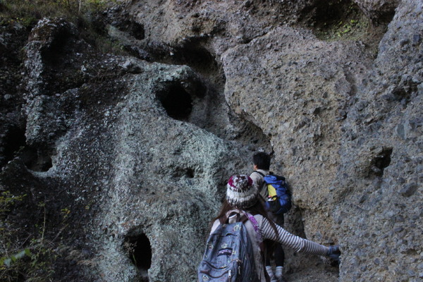 篭岩にはカゴの目状に空いた穴がある。その光景は、まさにアート！