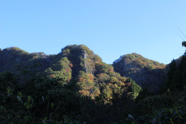 篭岩の山容。今回は湯沢挟から入り、篭岩まで歩いた。