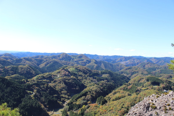 篭岩を下りて、少し歩いた場所に集塊岩と書かれた看板がある岩で休憩。そこからの景色。