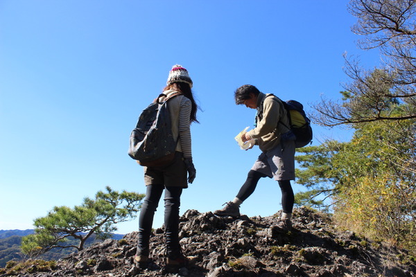 休憩場所で地図を確認する山本さんと山ガールのKさん。旅の詳細は次週にて。