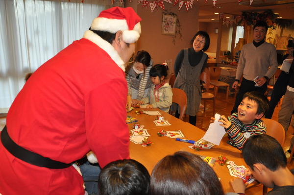 クリスマスに「おかわりサンタ」…埼玉西武ライオンズの中村剛也選手が子どもたちと交流