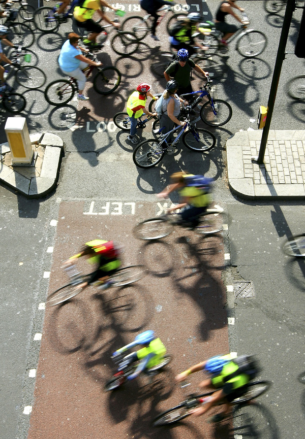 【なくせ！自転車事故】駐車車両をパスするときは「走行ラインを変える」という意志を発信を