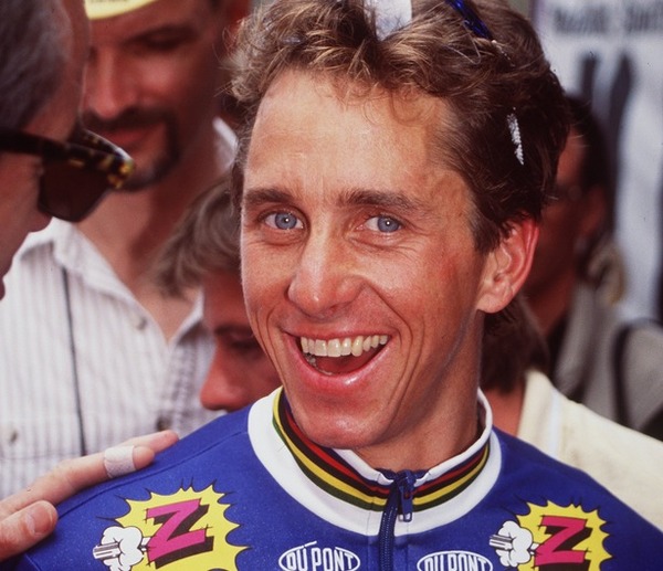1990年のツール・ド・フランスで3度目の総合優勝を達成するグレッグ・レモン