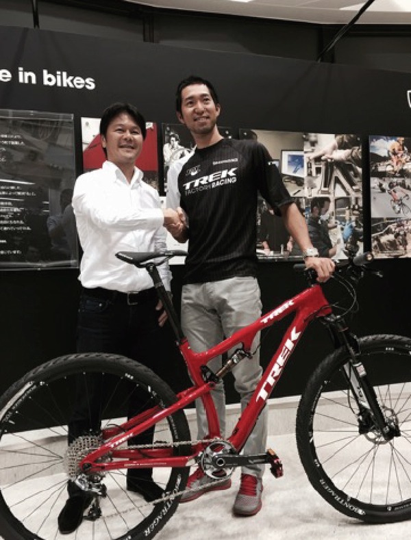 日本におけるMTBシーンが少しでも盛り上がるようにサポートしていきたいとトレック・ジャパンの田村芳隆社長（左）