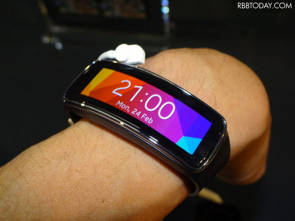 【MWC 2014 Vol.32】サムスン、曲面有機EL搭載「Gear Fit」もTizen OS搭載

サムスンは24日、MWC 2014会場から離れたバルセロナ市内のコンベンションセンターでプレスイベントを開催し、曲面有機EL、Tizen OSを搭載したウェアラブル端末「Gear Fit」を発表した。