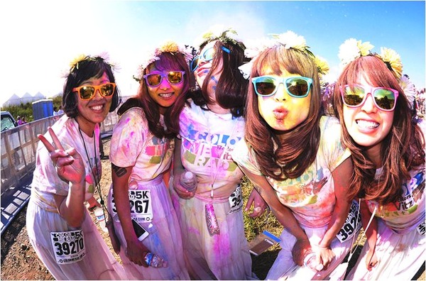 カラーパウダーを浴びて走るランニングイベント「Color Me Rad」