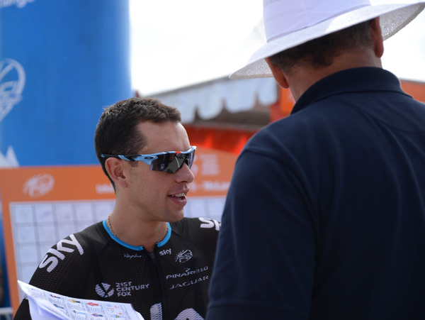 レース前インタビューを受けるRichie Porte