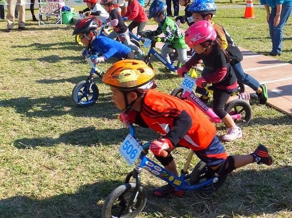 沖縄県にある「ホテル日航アリビラ」は期間限定で、2歳～5歳頃までの子供が、楽しく遊びながら自然とバランス感覚を養えるアメリカで開発された「ストライダー」という乗り物を遊べる特設会場を設置する。