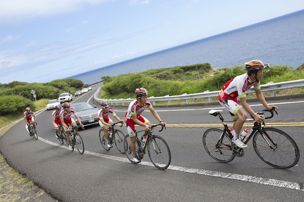 ハワイオアフ島でトレーニングキャンプ中の宇都宮ブリッツェンが2015シーズンのウエアを披露