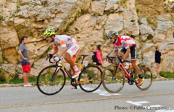 2015年ツール・ド・サンルイス第6ステージ、クレベール・ラモスダシルバ（ファンビック）とロドルフォ・トーレス（チームコロンビア）