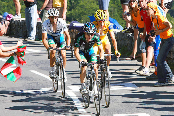 　ツール・ド・フランスは7月25日、最後の山岳区間となる第16ステージを行い、マイヨジョーヌを着るミカエル・ラスムッセン（33＝デンマーク、ラボバンク）がゴールのオービスク峠のラスト1kmで独走を決め、区間2勝目を飾るとともに総合優勝に大きく前進した。総合2位の