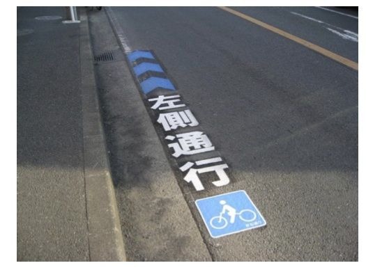 茅ヶ崎市は、2012年度に実施した「ちがさき法定外路面標示有効活用社会実験」の検証結果を受けて、自転車の走行位置を示す路面標示を赤松通りに設置した。
