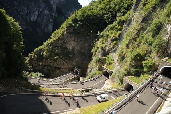 グランフォンド（自転車による長距離ライド）の本場イタリアでも屈指の人気を誇る「ラ・ピナサイクリングマラソン」の日本人参加者を募集している。旅行期間は2014年7月10日（木）～17日（木）の5泊8日。料金は31万8000円（2名様1室利用時の1人分）。