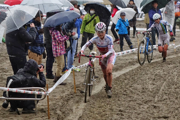 豊岡英子を追う宮内佐季子。二人の勝負は最終周までもつれた