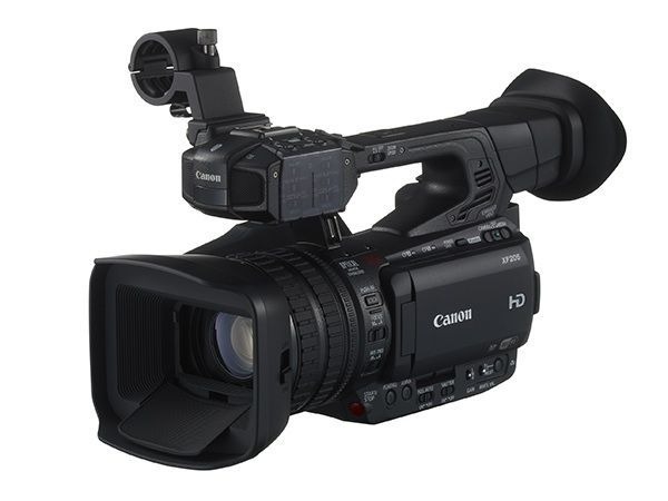 キヤノンは、基本性能を大幅に向上させた小型の業務用フルHDビデオカメラ「XF205」を7月中旬より発売する。