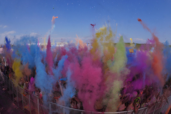 カラーパウダーを浴びて走るファンランイベント「Color Me Rad」が全国で開催