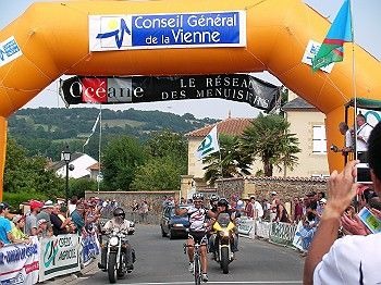 　8月1日にフランスで開催されたGPアベイユリムザン（距離120km）でブリヂストン・アンカーの飯島誠（36）が後続に1分30秒以上の大差をつけて優勝した。
