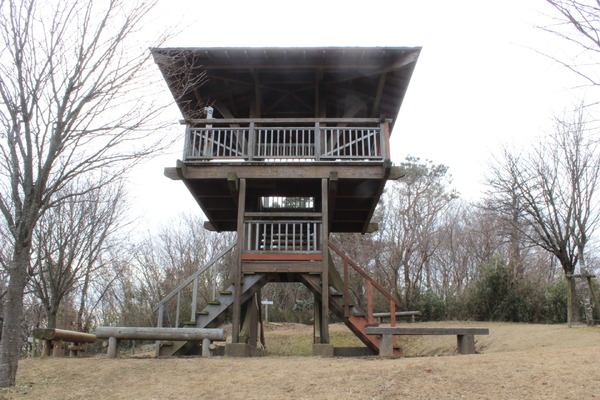 難台山の展望台。360度のパノラマ風景が楽しめる。