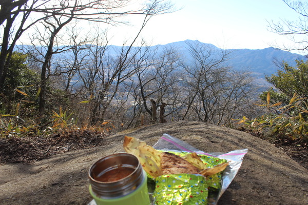 難台山頂上では、筑波山を眺めながら山ゴハン。パンとスープを頂く。