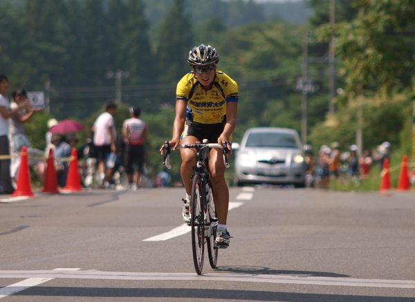 　文部科学大臣杯第66回全日本大学対抗選手権自転車競技大会は4日目となる8月29日に青森県八戸市で女子ロードレース（距離70km）が行われ、地元八戸市出身の上野（うわの）みなみ（鹿屋体育大）が独走で初優勝した。