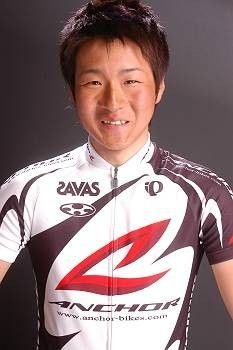 　8月5日からメキシコ・アグアスカリエンテスで行われている2007ジュニア世界選手権で、日本代表として参加しているブリヂストン・アンカーの嶌田義明（18）が現地時間の5日に行われたスクラッチレースで7位入賞を果たした。
「世界で戦うにはスピードが必要です。いっ