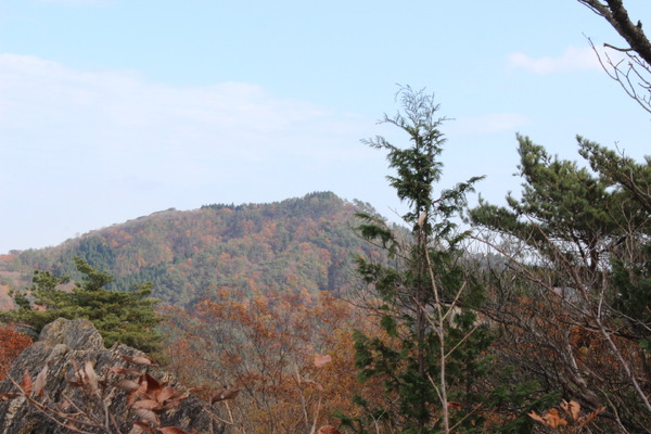 日立市の山、神峰山。尖った山容でわかりやすいといえばわかりやすい。だが、山容だけ見せられた場合には、その判別が難しくなる。