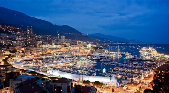 モナコに行ったら無料でカーリングを楽しもう。エルキュール港近くにオープン