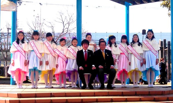 堺東自転車マナーアップガールに就任した堺少女歌劇団と堺市長竹山おさみ氏（写真中央左）、矢本憲一氏。（画像＝堺市）