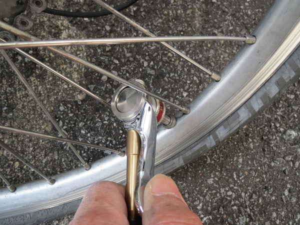 【津々見友彦の6輪生活】ウワサに聞いた自転車用ポンプのヘッドを使ってみた