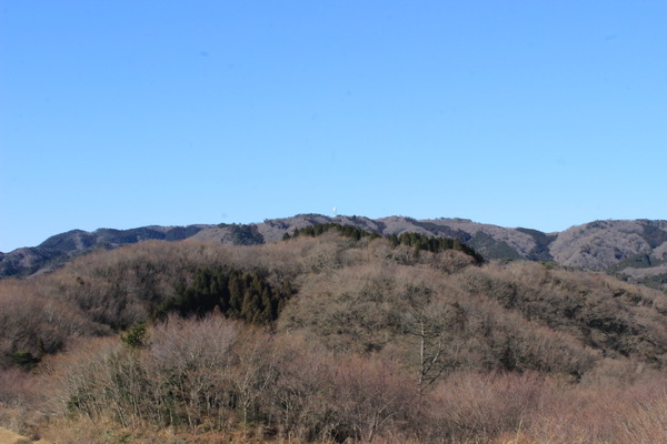 頂上からの眺め４。高鈴山の姿。けっこう遠くに見えた為に怯む。