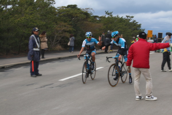 シマノレーシングの木村が勝利、秋丸とハイタッチ！（サイクルフェスタin桜島2015）