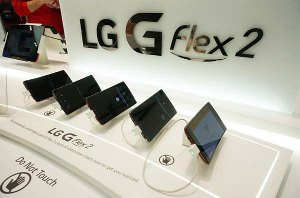 フラグシップスマホの「LG G Flex 2」を展示