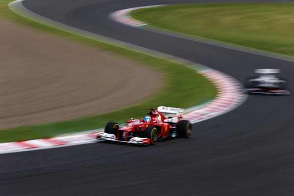 S字コーナーを駆け抜けるF1マシン