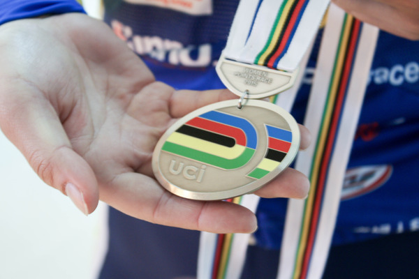 鹿屋体育大学の上野みなみが獲得したトラック世界選手権女子ポイントレースの銀メダル（2015年3月1日）
