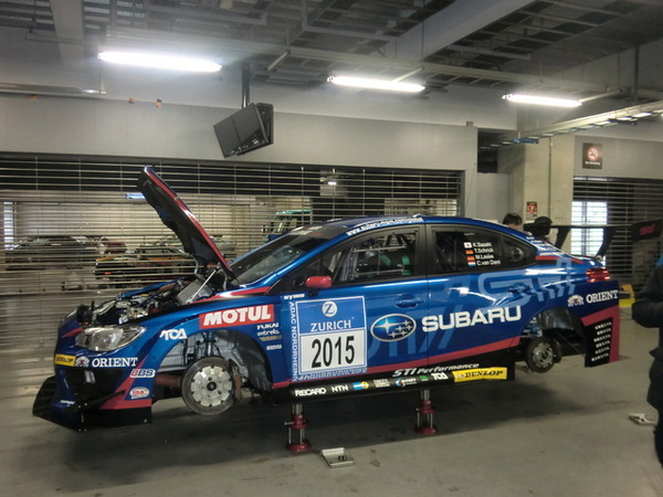 ピットガレージ内で出走を待つ「SUBARU WRX STI」の15年ニュル24時間参戦車。