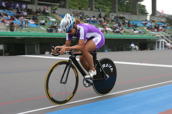 　2007年　文部科学大臣杯　第63回全日本大学対抗選手権自転車競技大会が8月30日に静岡県伊豆市大野・日本サイクルスポーツセンターで開幕した。エントリー大学は41校、参加学生数は309名（男子：282名、女子：27名）で、各大学の名誉をかけて日本の大学の頂点を目指す