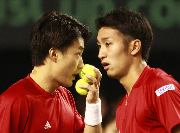 デビスカップ、日本対カナダ。添田豪と内山靖崇（2015年3月7日）