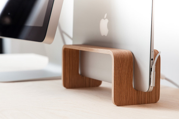 木のぬくもりを感じるシンプルなデザイン「The MacBook Rack 」…デンマーク発