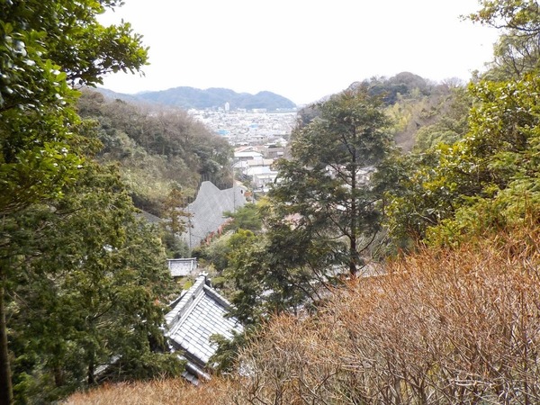 120段余りの石段を上って岩殿寺へ。振り返ると逗子の市街を見下ろせる