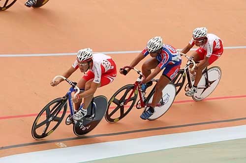 　第27回アジア自転車競技選手権大会・第14回ジュニア・アジア自転車競技選手権大会は9月4日、タイのバンコクで大会2日目を迎え、エリート男子のポイントレースで盛一大（24＝愛三工業）が2位、飯島誠（36＝ブリヂストン・アンカー）が3位になった。