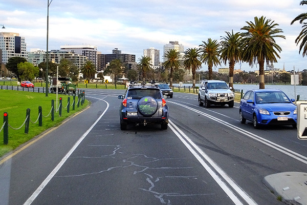 メルボルンの公道サーキット（Albert Park Grand Prix Circuit）となる道を走る