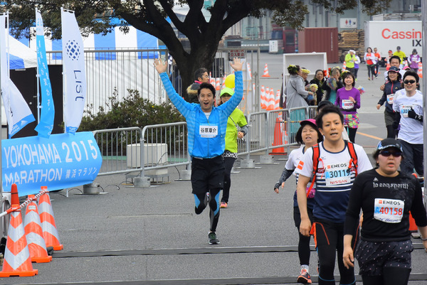 ゴールする谷原章介さん