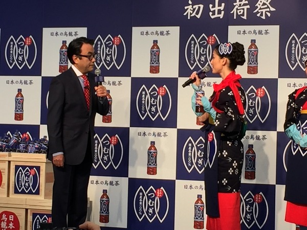 コカ・コーラシステムは3月16日、国産茶葉を利用した「日本の烏龍茶 つむぎ」を発売すると発表した。これにあわせて都内で発表会見を行い、映画監督の三谷幸喜さん、タレントの橋下まなみさんが参加した。