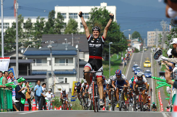 　5日間の日程で開催される自転車ロードレース、ツール・ド・北海道は9月13日、小樽市から岩内町までの105kmで第1ステージが行われ、ドイツの地域選抜チームの一員として参加しているヘンリ・ベルネル（28）がロングスプリントで優勝。総合成績でも首位に立った。