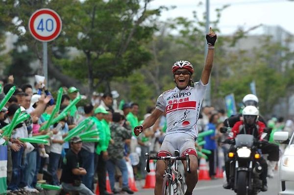 　5日間の日程で開催される自転車ロードレース、ツール・ド・北海道は9月15日、長万部町から伊達市までの164kmで第4ステージが行われ、日本チャンピオンの新城幸也（22＝NIPPO・梅丹）が優勝。総合成績でも首位に立った。