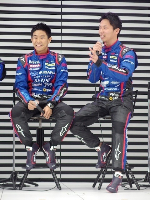 井口選手（向かって左）と山内選手　《撮影　高木啓》