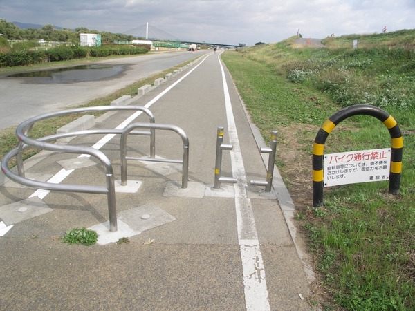 「北河内自転車道」に設置された、自転車から降りてもぶつかってしまう車止め（2）